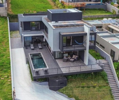 Casa com 4 suítes, 425m² construídos e vista para o lago