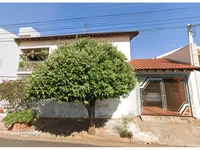 Casa ocupada com 3 quartos, 3 banheiros e 195 m² construída