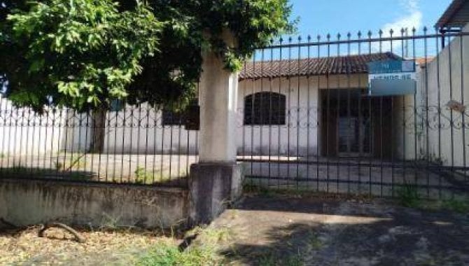 Casa padrão com 3 quartos, 2 banheiros e 1 vaga de garagem, ocupada