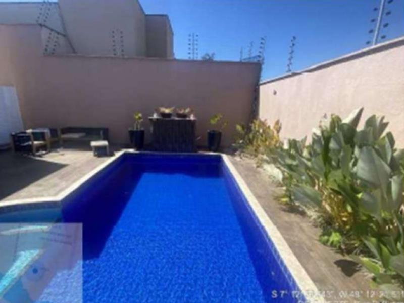 Casa de alto padrão com 7 suítes e piscina em Araguaína/TO