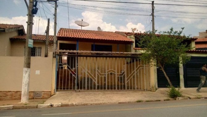 Casa padrão 3 quartos 2 banheiros 100m² ocupada