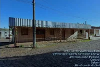Terreno urbano com casa de madeira, comercial e residencial