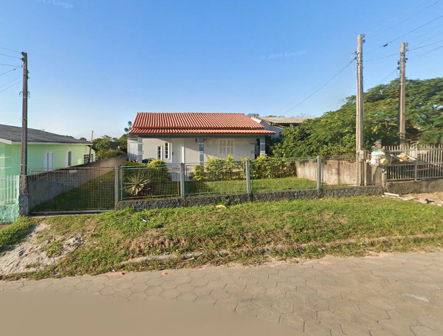 Casa com 60m², 373m² de terreno, ocupada, em Balneário Rincão