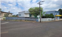 Casa de esquina com 4 quartos, 2 banheiros e garagem para 3 carros