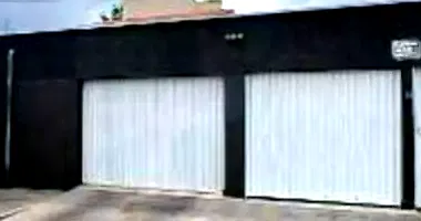 Casa Ocupada com 3 Quartos e 2 Banheiros em Leilão