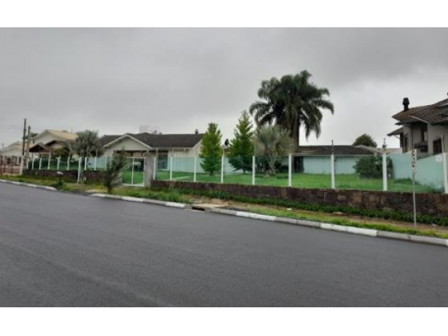 Casa com 335,40m² e Terreno com 1.385,43m² em Lages/SC