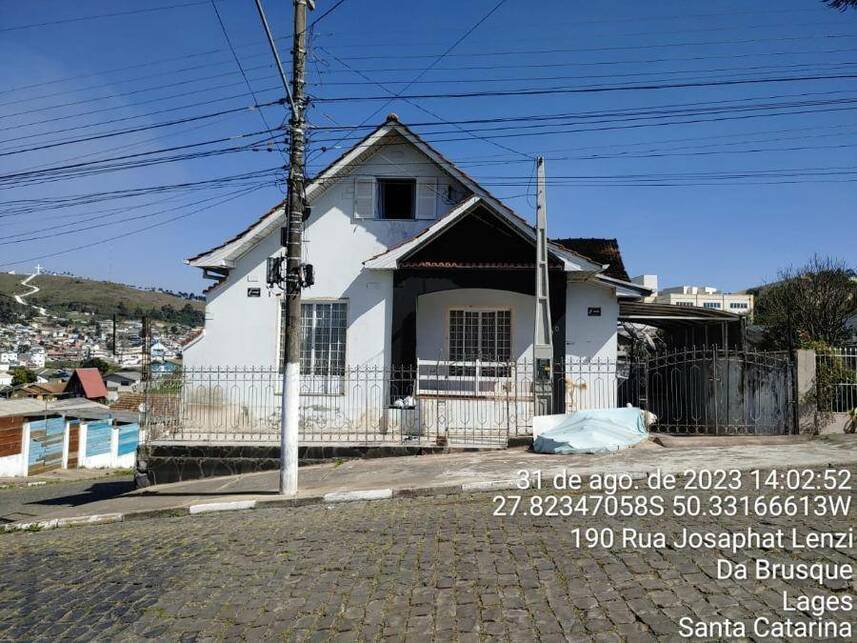 Casa padrão ocupada com 1 vaga e 192m² construída