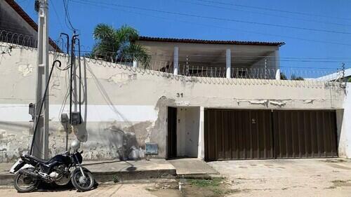 Casa padrão com 4 quartos e 4 banheiros em Lagoa Redonda