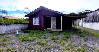 Terreno urbano com casa de madeira 82m², 3 quartos, 1 banheiro