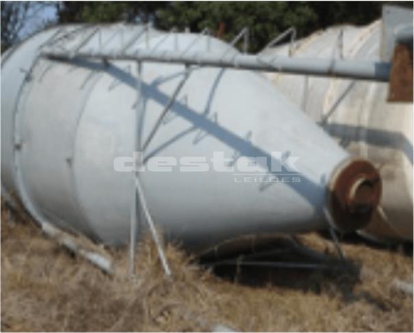 Dois Tanques de Fribra de Vidro para Armazenamento