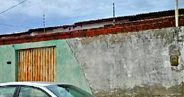 Casa aconchegante com 2 quartos, 2 banheiros e 78m² construída