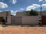 Casa com 2 quartos, 1 banheiro e 1 vaga de garagem