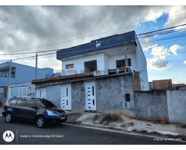 Terreno com casa inacabada 200m², 3 anos, necessita reparos