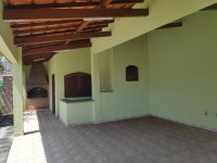 Casa ocupada com 3 quartos, 3 banheiros e piscina