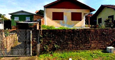 Casa residencial com 100m² construída em terreno de 350m², desocupada