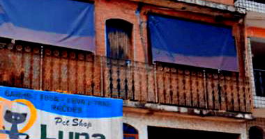 Prédio com 2 casas, salão comercial e 1 vaga, 204.6m² construídos, ocupado
