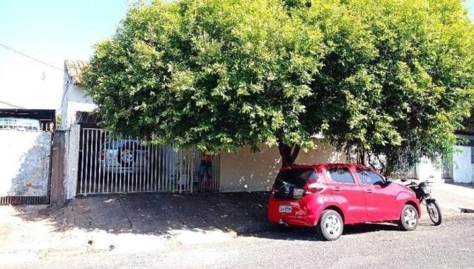 Casa padrão com 3 quartos, 2 banheiros e 1 vaga em Votuporanga