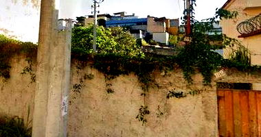 Lote em declive com 400m² e casa simples em Belo Horizonte