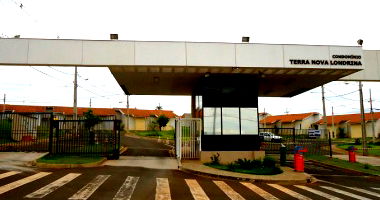 Casa com 2 Quartos e 2 Vagas em Londrina