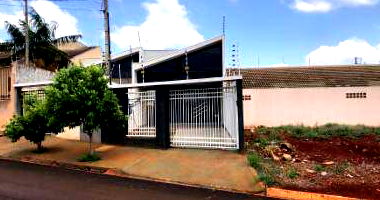 Casa Ocupada com 69m² de Área Construída em Rolândia/PR