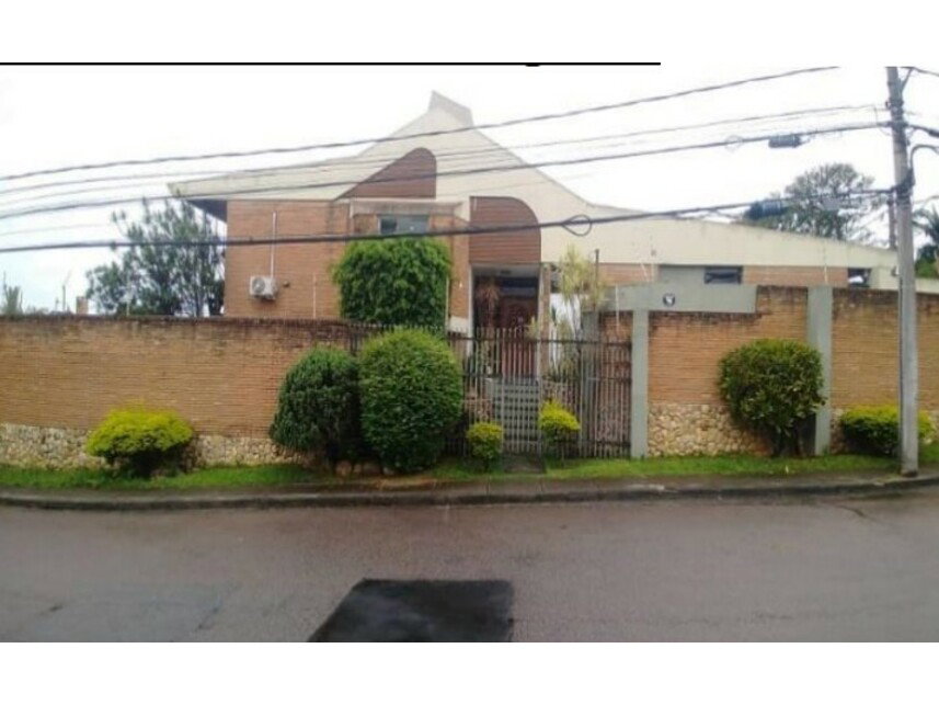 Casa em Leilão com 349m² Construída e 460m² de Terreno
