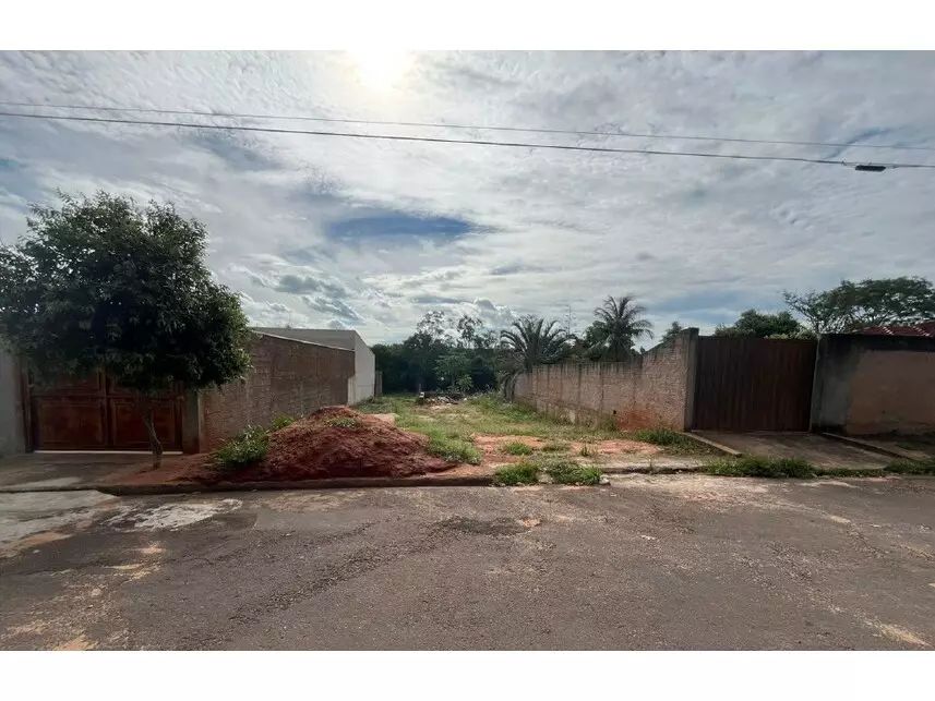 Chácara Desocupada em Vila Luiza com 250m²