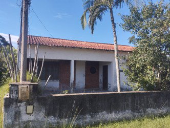 Casa em Araruama com Muro Baixo e Portões de Madeira