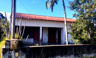 Casa em Araruama com Muro Baixo e Portões de Madeira