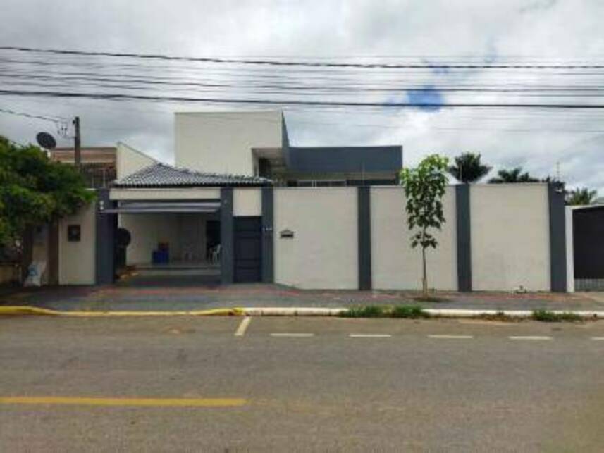 Casa com 444m² de área construída, ocupada