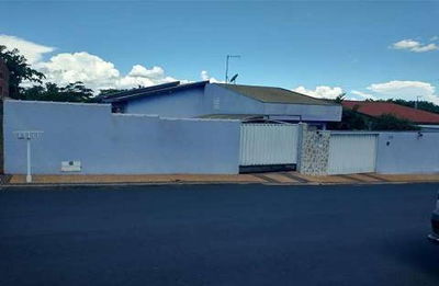 Casa com 2 dormitórios, piscina e amplo terreno em Terra Roxa