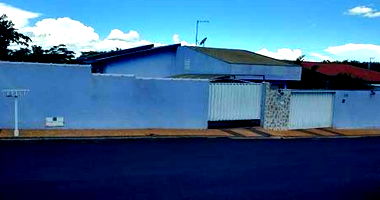 Casa com 2 dormitórios, piscina e amplo terreno em Terra Roxa