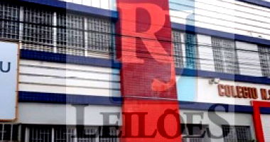 Sobrado com 4 portas e 4 janelas, área construída ampla, desocupado