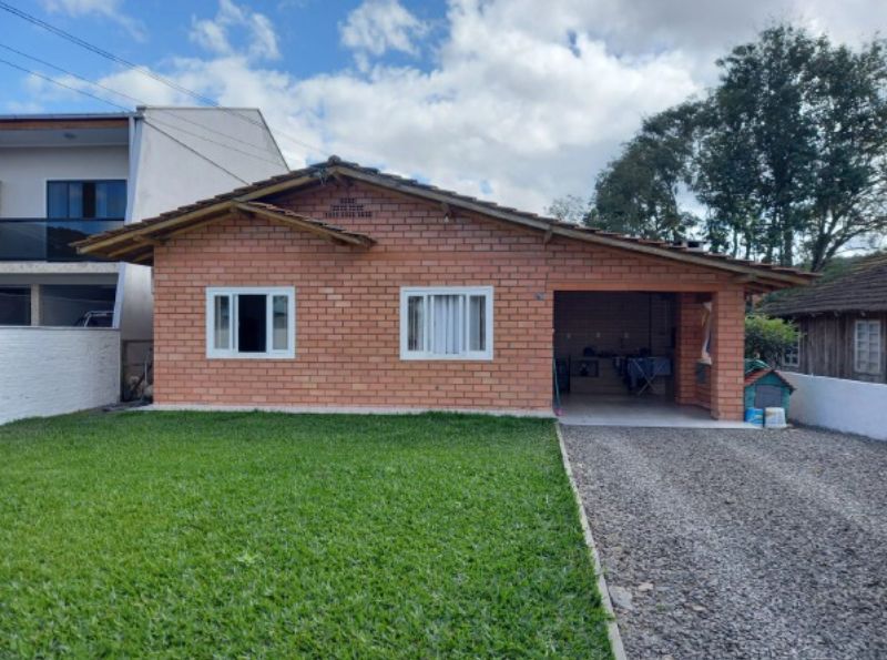 Casa alvenaria habitada com garagem em terreno de 388,5m²