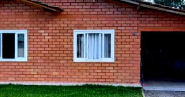 Casa alvenaria habitada com garagem em terreno de 388,5m²