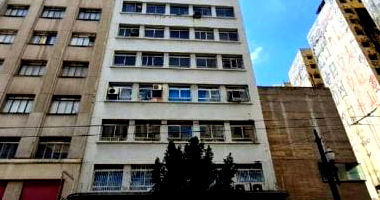 Espaçosa Sala Comercial de 132 m² Desocupada e Pronta para Negócios