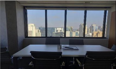 Sala comercial desocupada com 394m² e 16 vagas de garagem