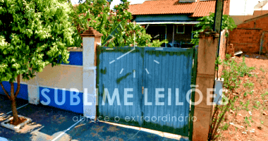 Terreno com casa simples 2 quartos, 70m² construída, sem garagem