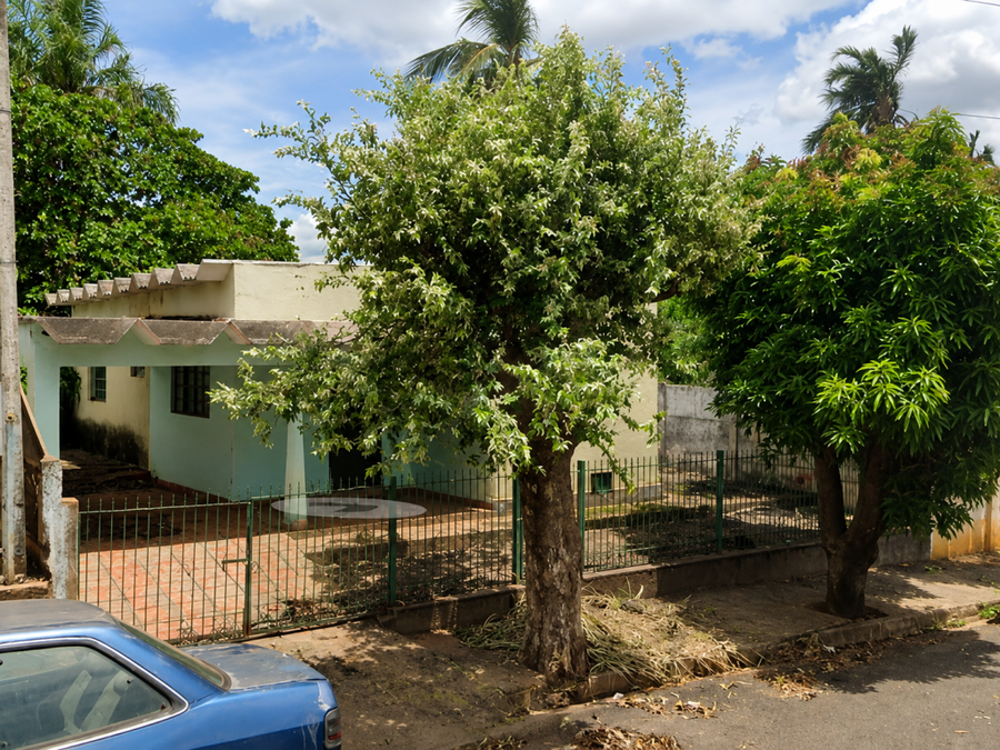 Terreno com Edificação Residencial, 168m², 5 Cômodos e Garagem
