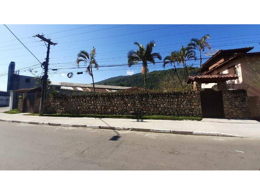 Casa Padrão Ocupada com Piscina em Caraguatatuba
