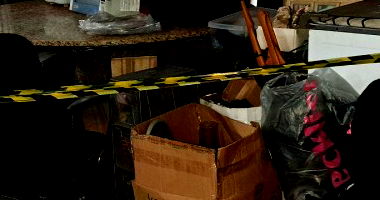 Lote de Materiais Diversos com Mesa, Sofá e Equipamentos