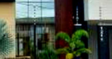 Casa padrão com 3 quartos, 4 banheiros, 1 vaga, ocupada