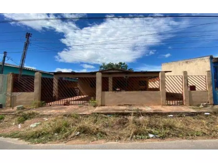 Casa com 95m² construídos em terreno de 250m²