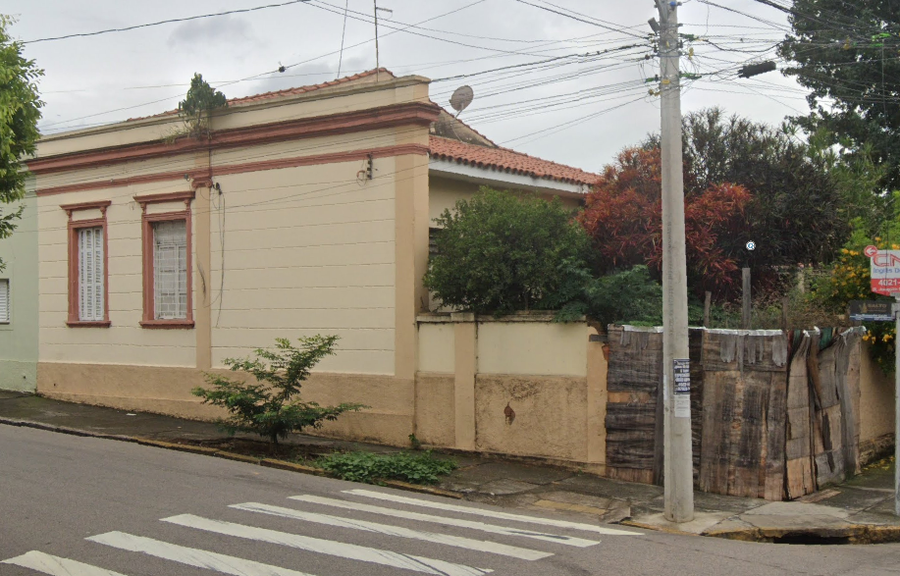 Casa com 5 quartos, 2 banheiros, 321m² construída, desocupada