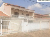 Casa de 3 pavimentos com salão de jogos e piscina