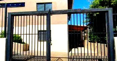 Casa padrão ocupada com 3 quartos e 2 banheiros, 172m² construída
