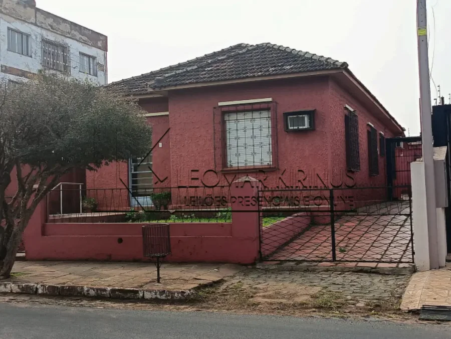 Casa residencial com 129m², 3 quartos, 2 banheiros, desocupada