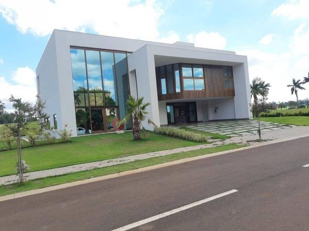 Casa em condomínio 581m² desocupada com 4 quartos e 4 banheiros