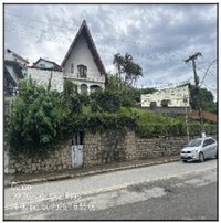 Casa com 3 quartos e 2 banheiros, área construída de 120m², desocupada