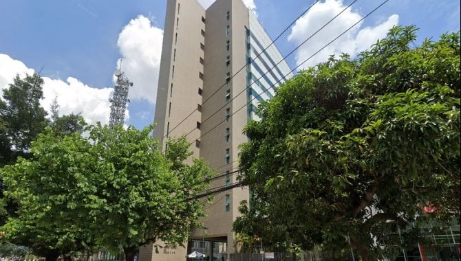 Espaçosa Sala Comercial de 914 m² com 12 Vagas, Desocupada e Pronta para Uso