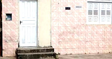 Casa com 2 quartos, banheiro, sala, cozinha e quintal, desocupada